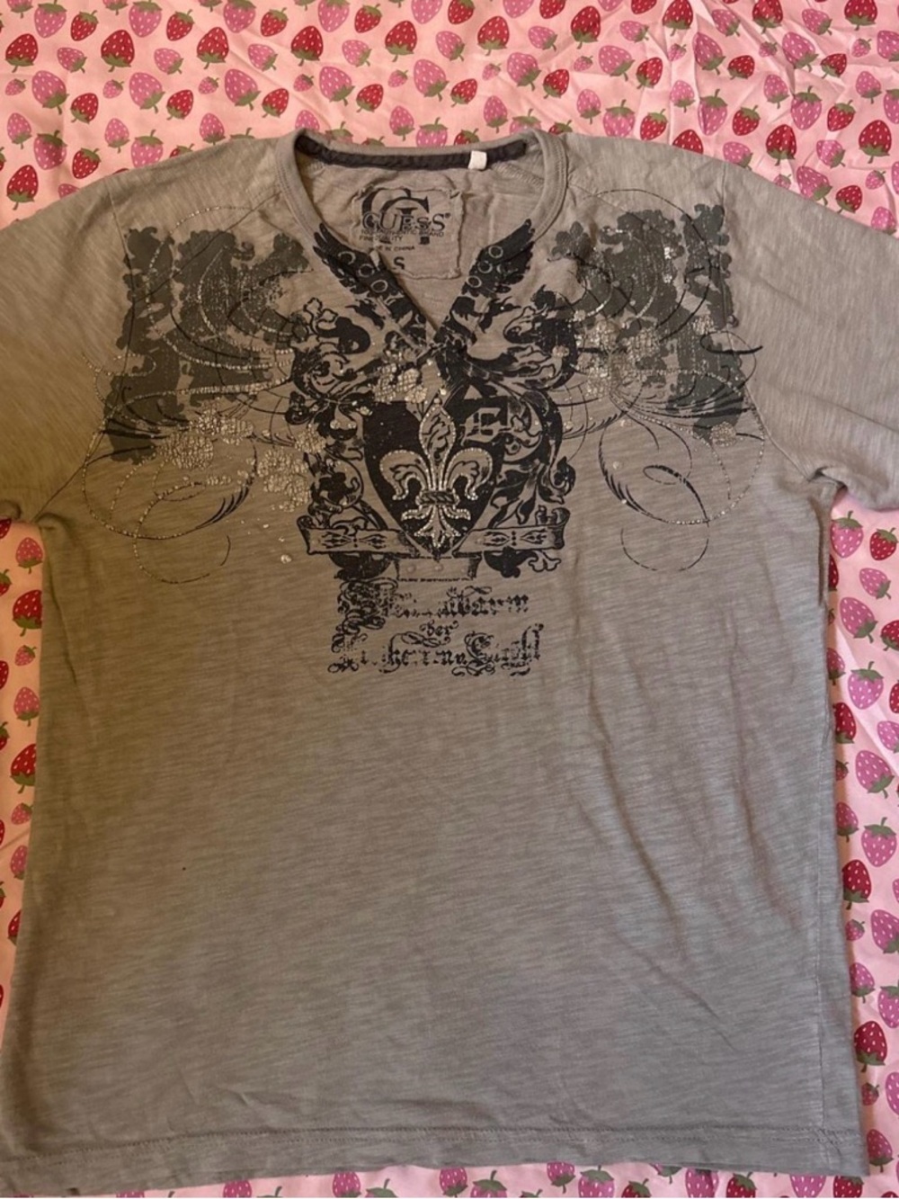 Guess Men's Light Gray Graphic Crewneck Shirt with Black Crest
